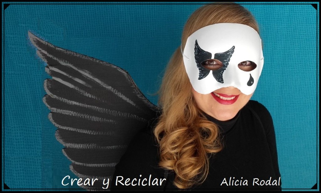 Cómo hacer un disfraz de ángel caído o ángel negro. DIY. Fácil, rápido y económico. Con cartón hacemos las alas y la máscara de cartón la transformamos para adaptarla a nuestro disfraz