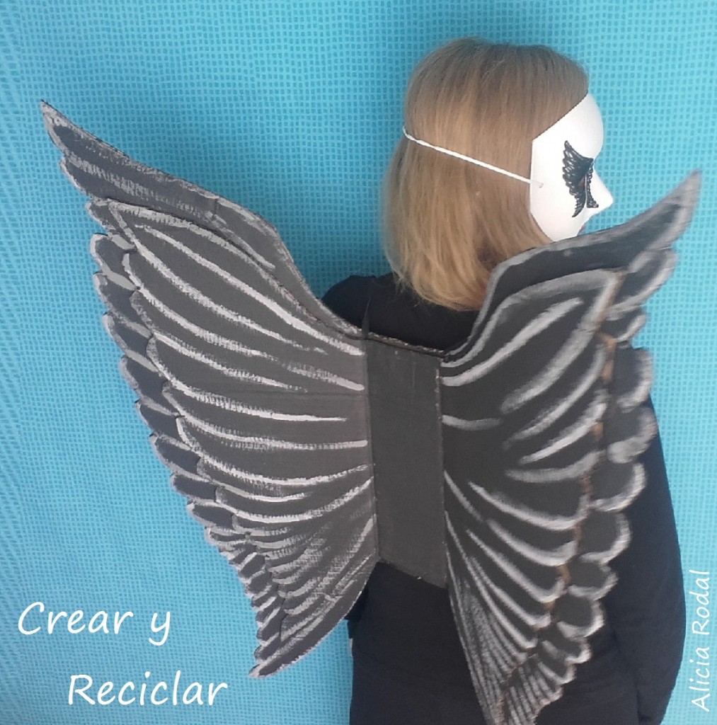 Cómo hacer un disfraz de ángel caído o ángel negro. DIY. Fácil, rápido y económico. Con cartón hacemos las alas y la máscara de cartón la transformamos para adaptarla a nuestro disfraz