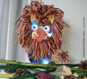 leon con materiales reciclados