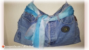 Paso a paso de cómo transformar tus pantalones vaqueros o blue jeans en un bolso práctico y funcional.