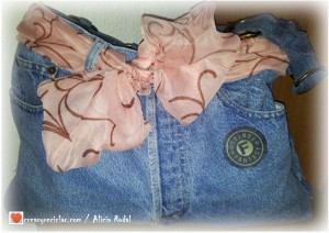 Paso a paso de cómo transformar tus pantalones vaqueros o blue jeans en un bolso práctico y funcional.