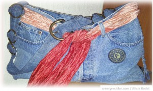 Paso a paso de cómo transformar tus pantalones vaqueros o blue jeans en un bolso práctico y funcional.