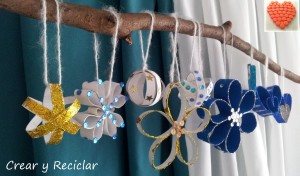 Cómo hacer los adornos para el arbolito o pino de Navidad para nuestro hogar, reutilizando los tubos de cartón del papel de baño. Decora la Navidad con tubos de cartón.