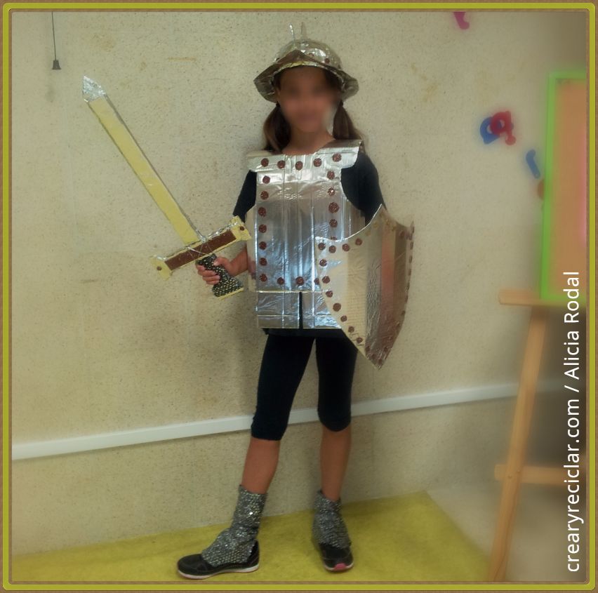 Cómo hacer una armadura de conquistador de cartón para el colegio