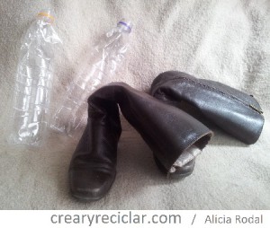 botas y botella de plástico