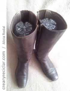 botella de plástico y botas