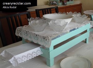 Base, pedestal o centro de mesa, donde servir los diferentes platos de comida, tanto dulces como salados.