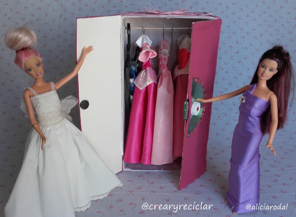armario para muñecas con cajas de cartón