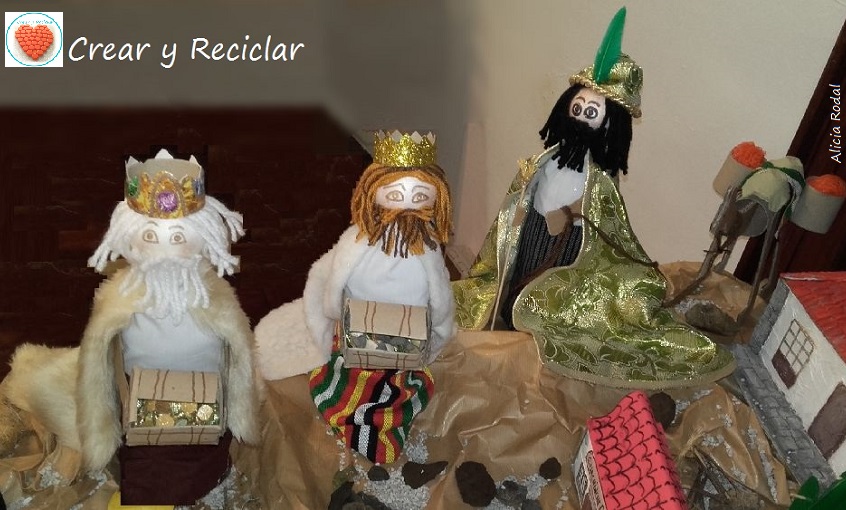 Estas figuras de Melchor, Gaspar y Baltasar, las hicimos mi hija y yo con material reciclado para el Portal de Belén de su colegio