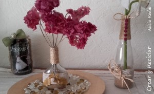 Floreros con botellas de vidrio