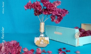 Floreros con botellas de vidrio.