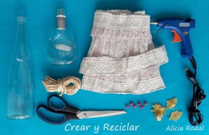 Materiales Floreros con botellas de vidrio.