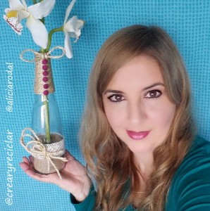 Floreros con botellas de vidrio.