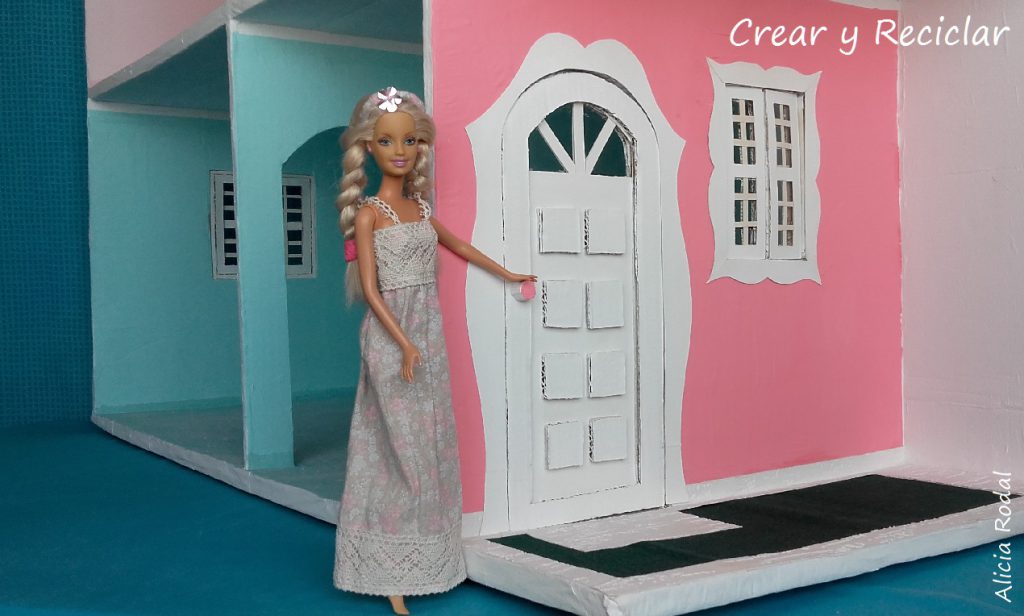 Cómo hacer una puerta de cartón para la casa de muñecas, cartón y otros materiales reciclados. DIY