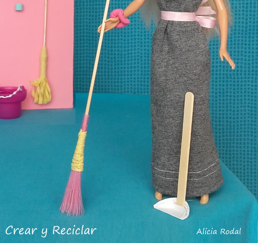 Miniatura equipo básico de productos de limpieza ESCOBA, RECOGEDOR, CUBO y FREGONA para muñecas DIY