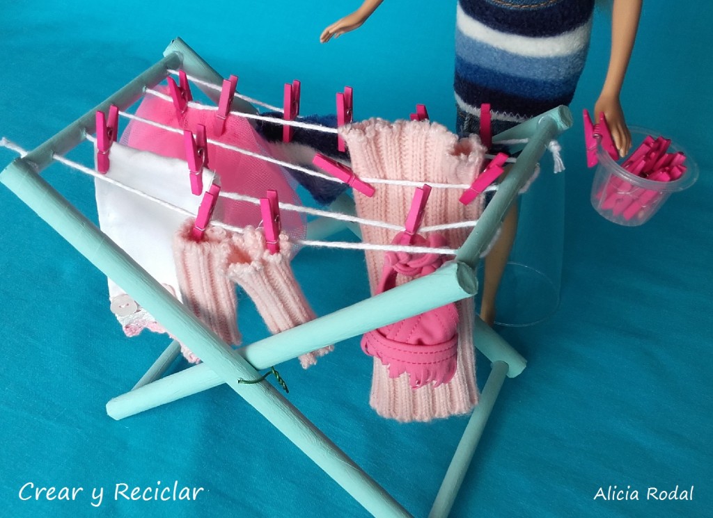 Mini tendedero plegable de ropa para casa de muñecas con reciclaje DIY