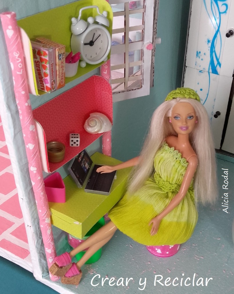 Office para casa de muñecas DIY ♻️ mesa escritorio con repisas