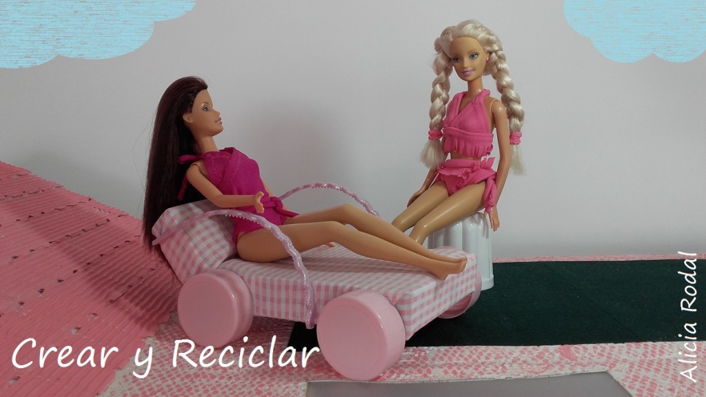 Tumbona o hamaca de piscina para muñecas DIY con reciclaje