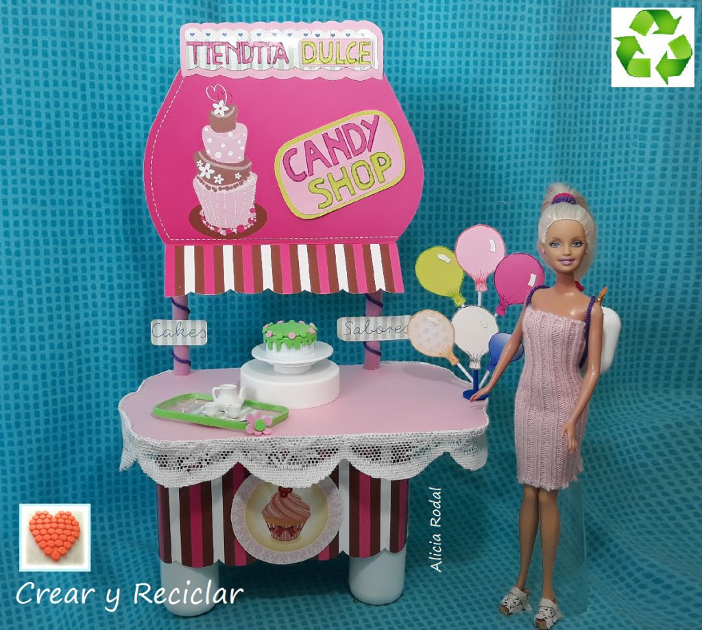 Cómo hacer una mini tienda de dulces para la feria de muñecas con materiales reciclados.
