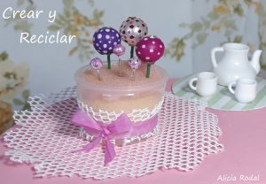 Miniaturas de cupcakes y lollipops para muñecas con material reciclado
