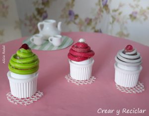 Miniaturas de cupcakes y lollipops para muñecas con material reciclado