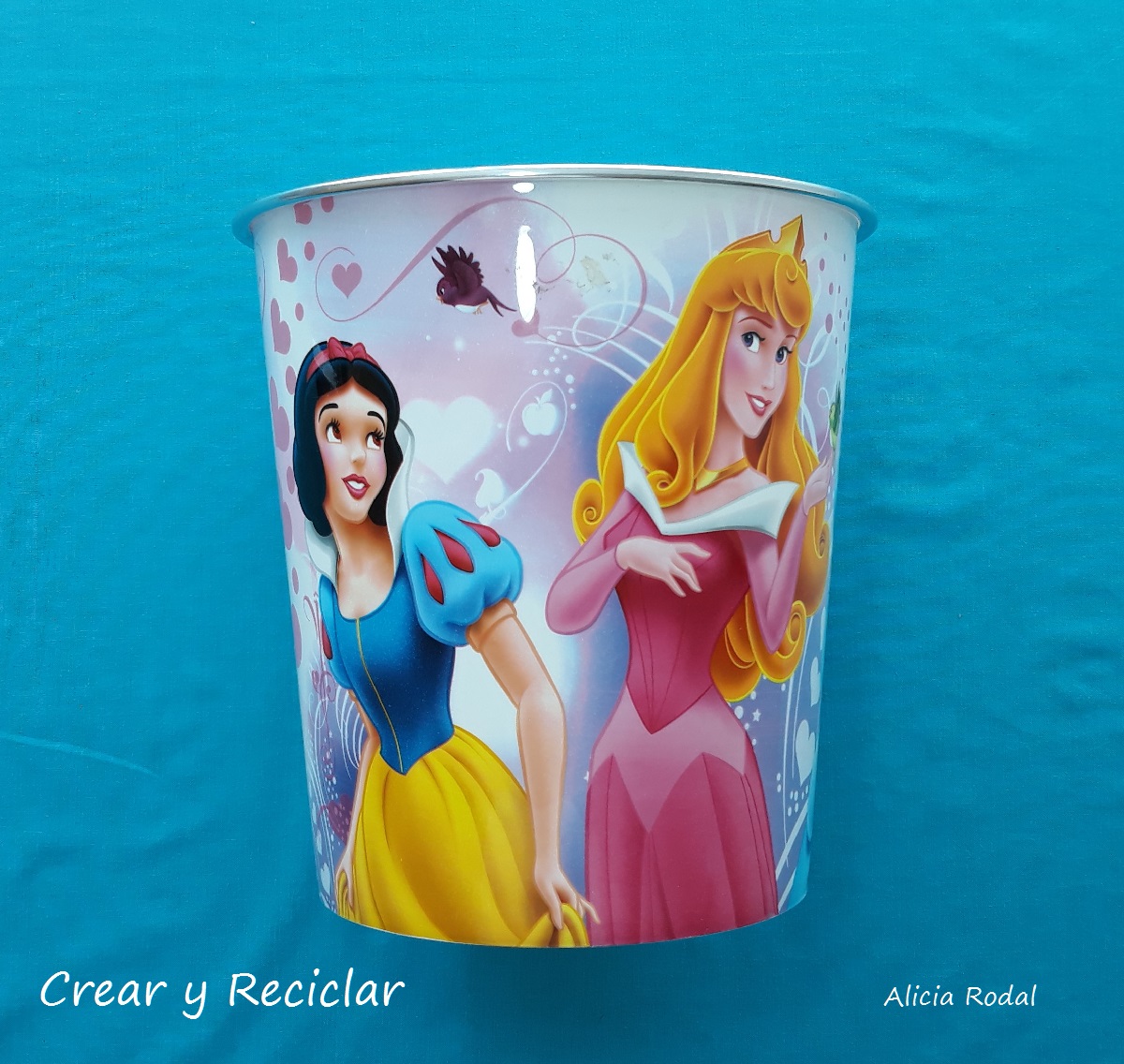 Una idea muy fácil para transformar la vieja papelera de tu cuarto, en un diseño espectacular, una papelera de rosas rojas. 