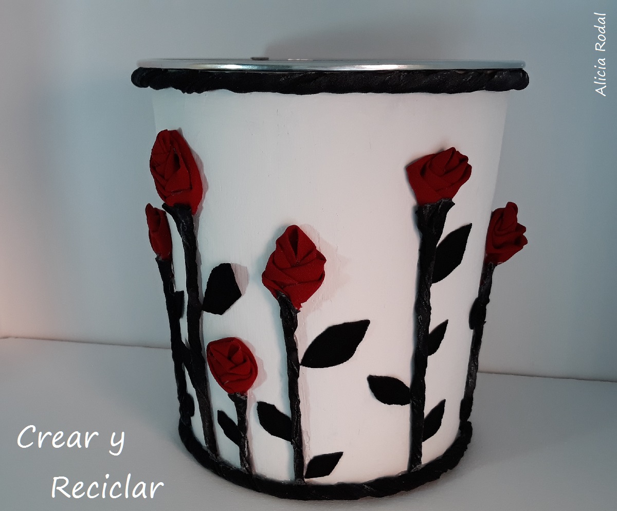 Una idea muy fácil para transformar la vieja papelera de tu cuarto, en un diseño espectacular, una papelera de rosas rojas.