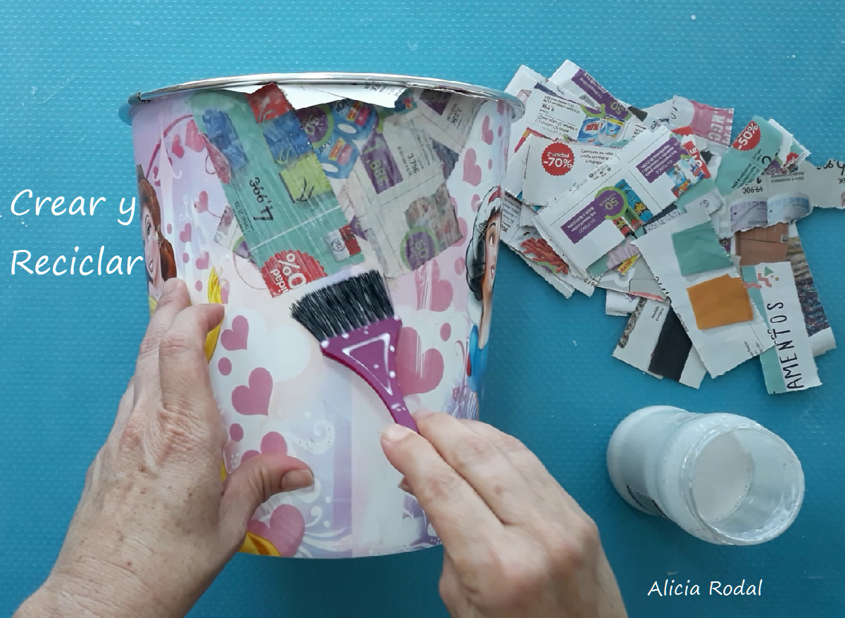 Una idea muy fácil para transformar la vieja papelera de tu cuarto, en un diseño espectacular, una papelera de rosas rojas.