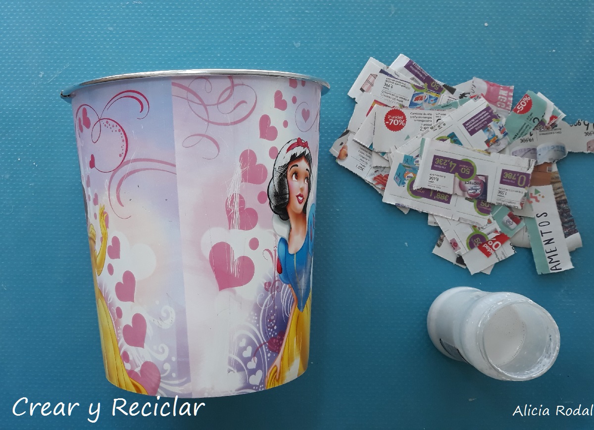 Una idea muy fácil para transformar la vieja papelera de tu cuarto, en un diseño espectacular, una papelera de rosas rojas.