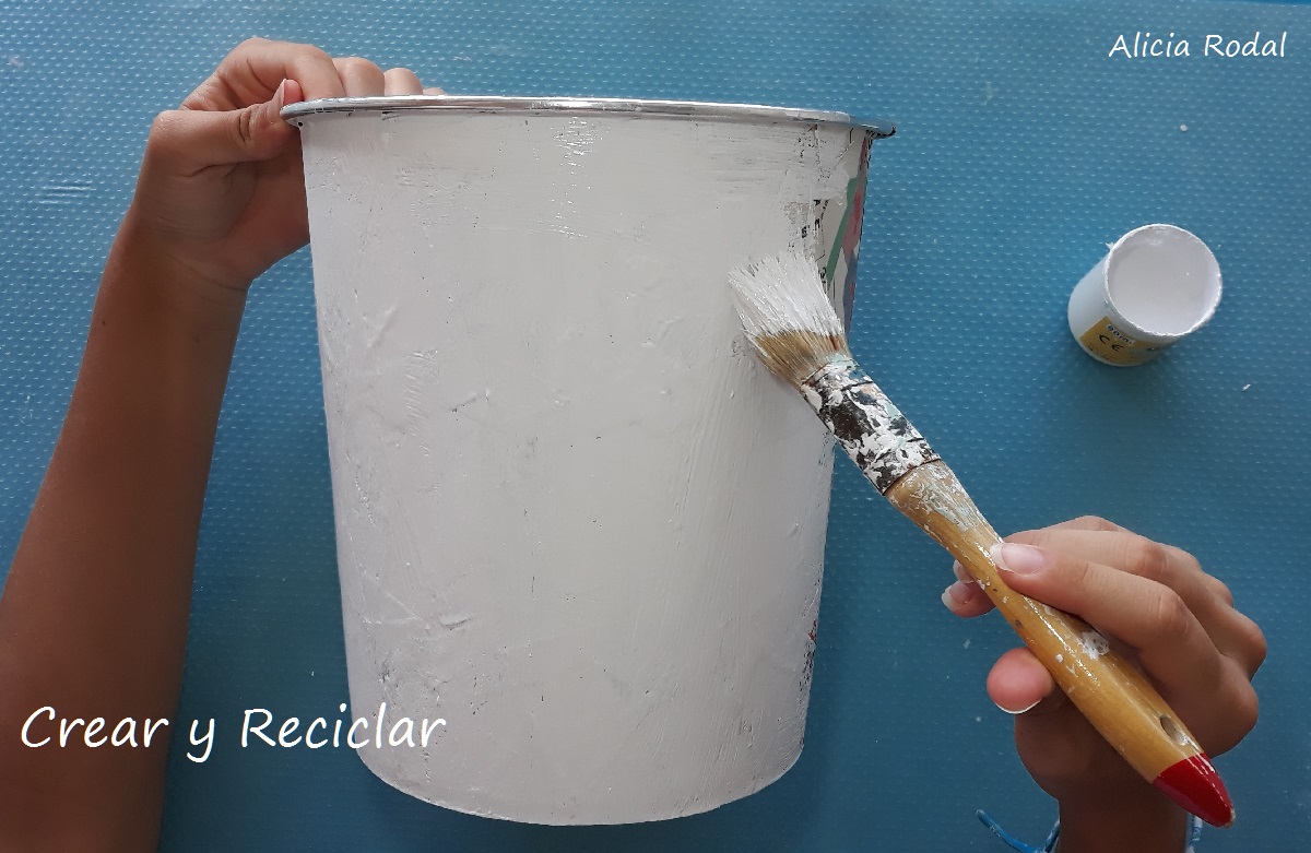 Una idea muy fácil para transformar la vieja papelera de tu cuarto, en un diseño espectacular, una papelera de rosas rojas.