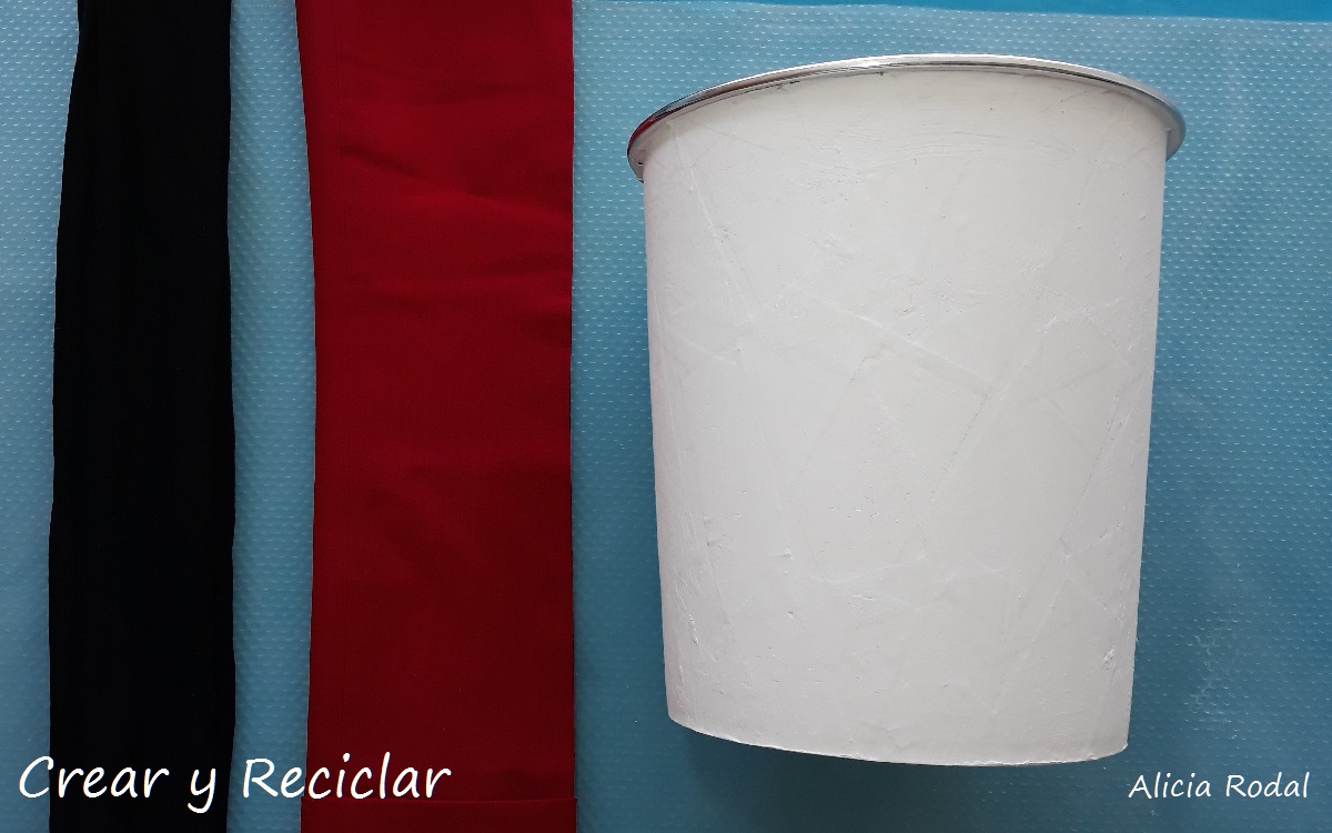 Una idea muy fácil para transformar la vieja papelera de tu cuarto, en un diseño espectacular, una papelera de rosas rojas.