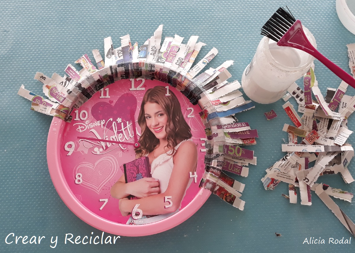 Como reutilizar o transformar un reloj de pared usado y convertirlo en un original portarretrato de Paulo Londra.