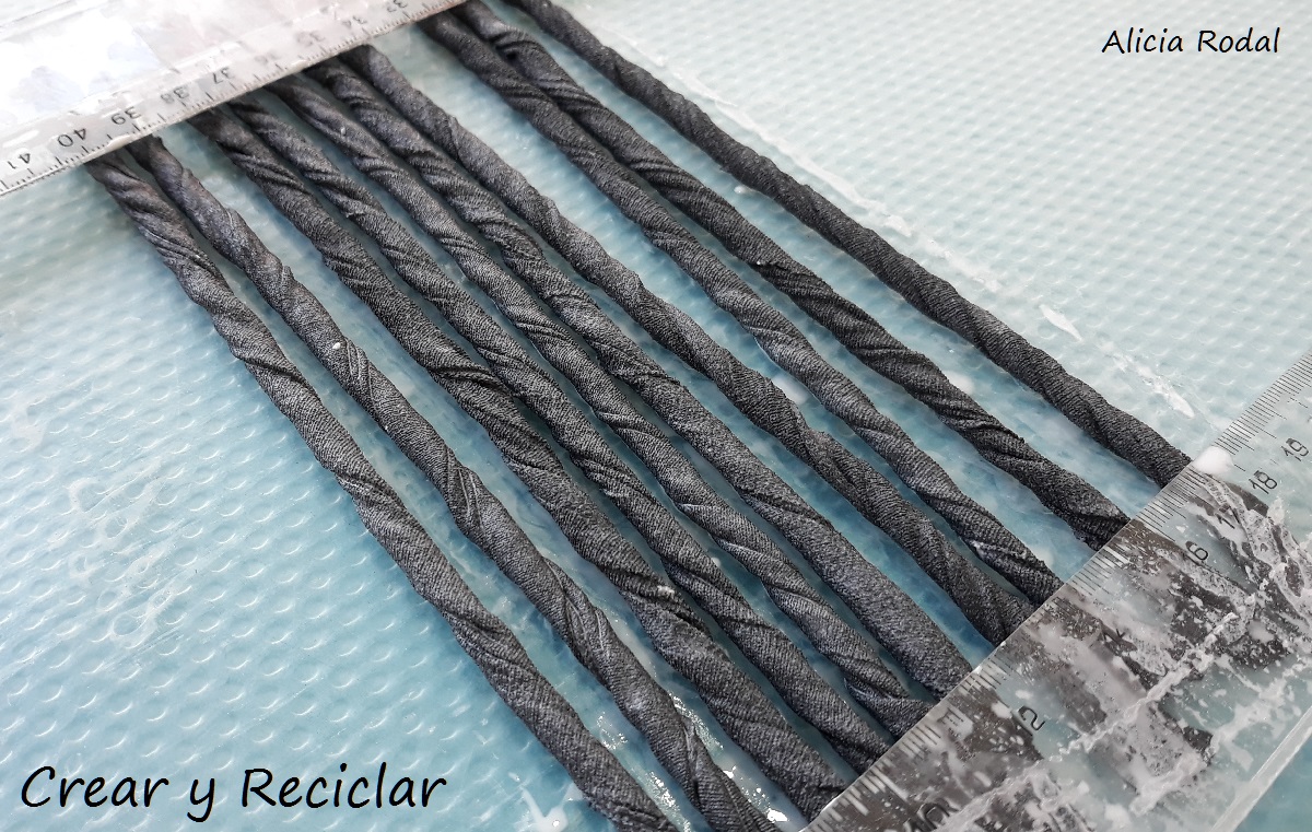 Una idea muy fácil para transformar la vieja papelera de tu cuarto, en un diseño espectacular, una papelera de rosas rojas.