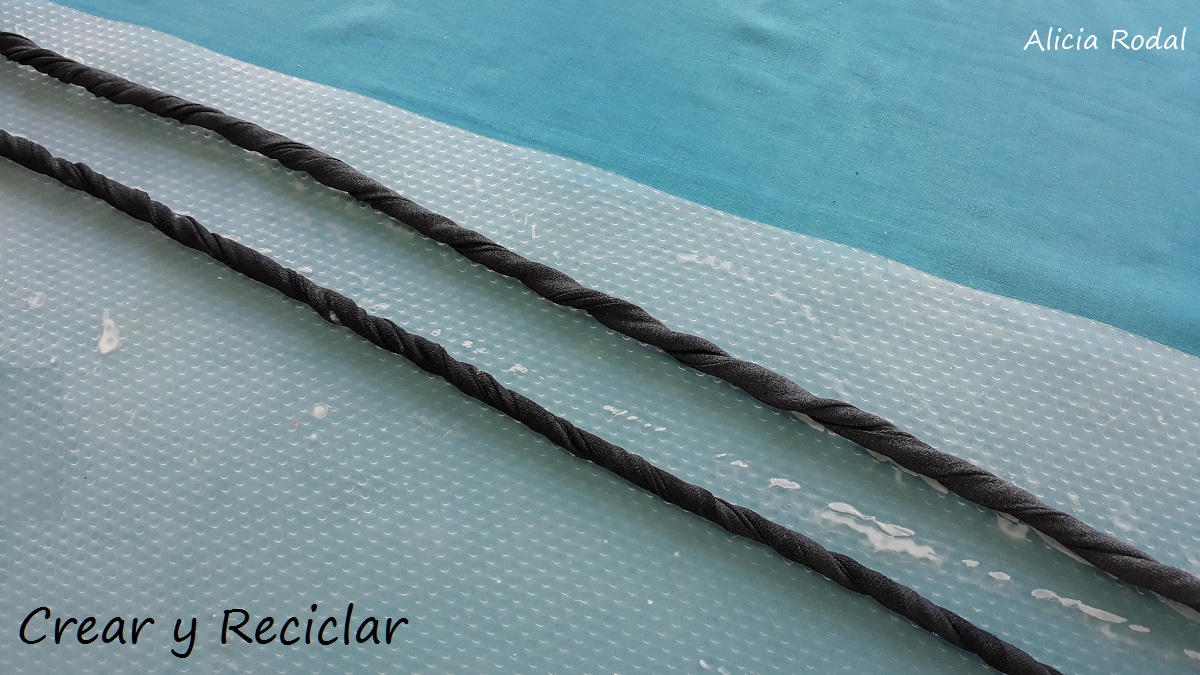 Una idea muy fácil para transformar la vieja papelera de tu cuarto, en un diseño espectacular, una papelera de rosas rojas.