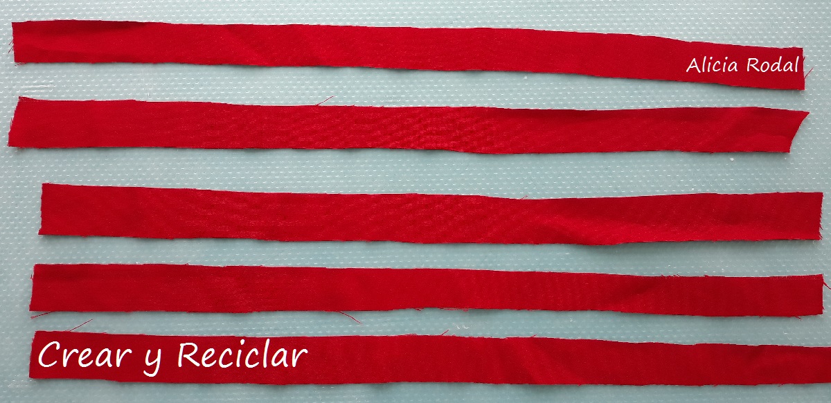 Una idea muy fácil para transformar la vieja papelera de tu cuarto, en un diseño espectacular, una papelera de rosas rojas.