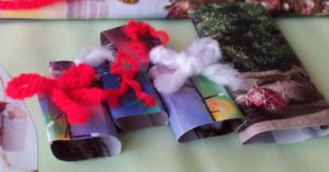 Cómo hacer una postal de Navidad muy creativa con papel de revista, como manualidad para la tarea del colegio de nuestros hijos... fácil y con material reciclado