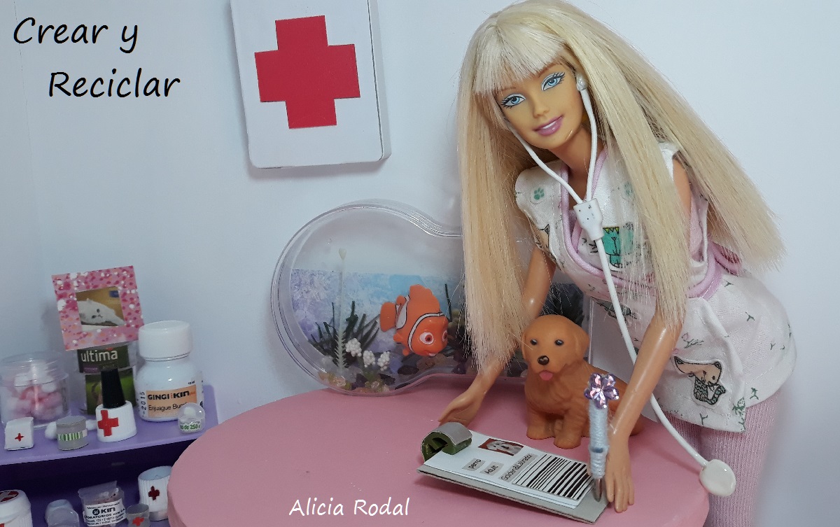 3 Ideas de miniaturas para las muñecas y sus profesiones. Cómo hacer una báscula, balanza o peso, pecera o acuario y carpeta o historial clínico del paciente.