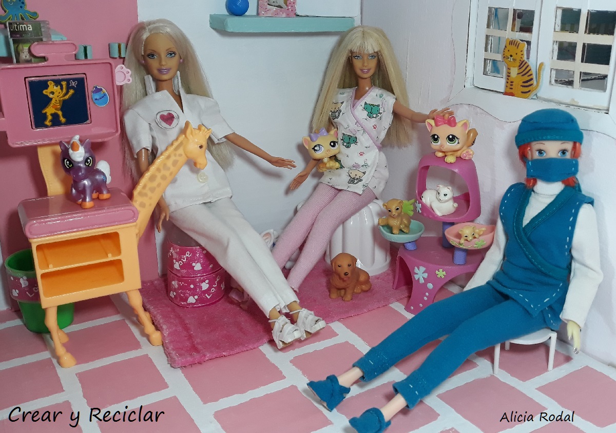 Ideas de miniaturas para Barbies, las muñecas y sus profesiones, Médica veterinaria, doctor de animales, fonendoscopio o estetoscopio y maletines.