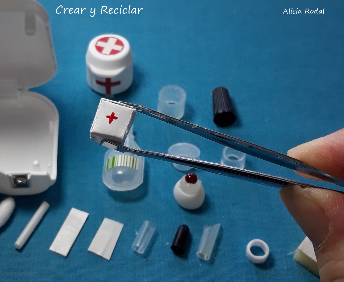 Ideas de miniaturas para las muñecas y sus profesiones, Médica veterinaria, doctora de animales, medicinas, medicamentos, etc.