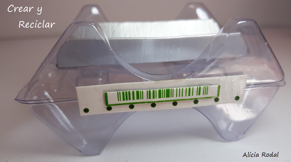 3 Ideas de miniaturas para las muñecas y sus profesiones. Cómo hacer una báscula, balanza o peso, pecera o acuario y carpeta o historial clínico del paciente.