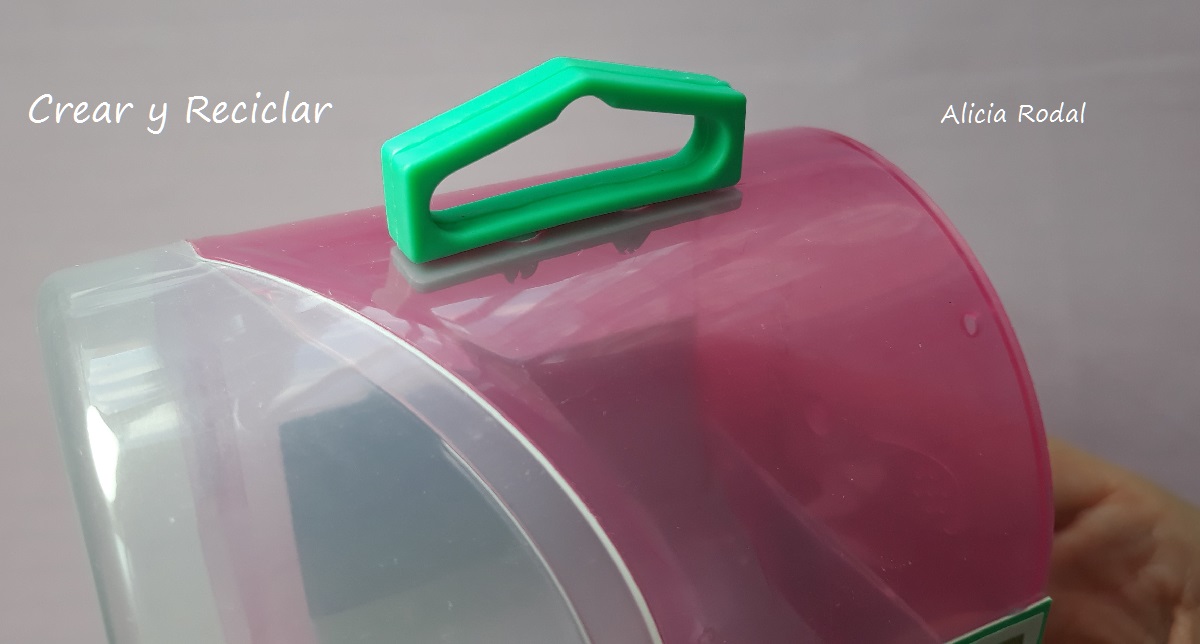 Tutorial con el paso a paso de cómo hacer 3 ideas de miniaturas para muñecas veterinaria con material reciclado, de una manera fácil y divertida. Miniaturas fáciles para muñecas.