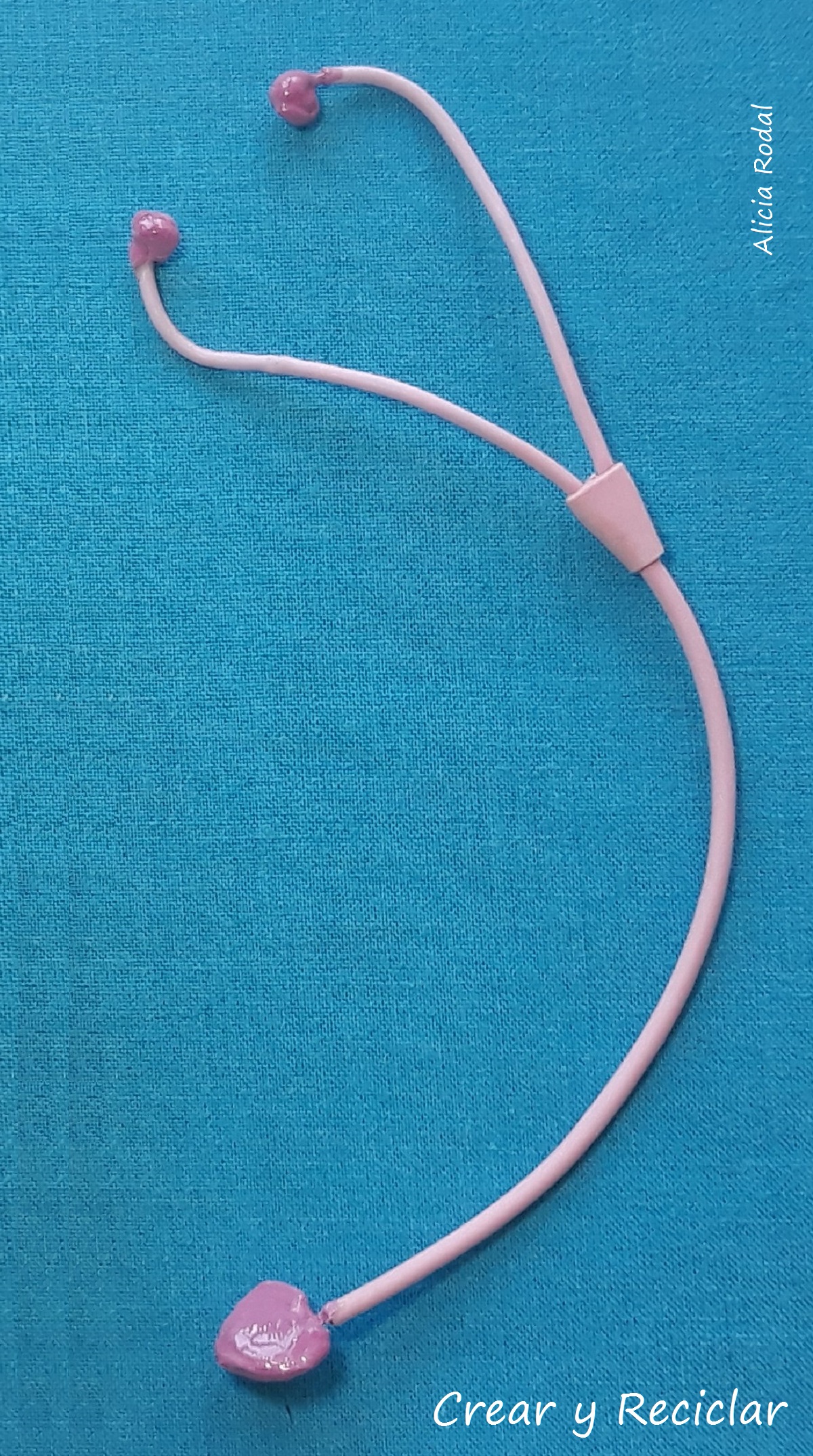 Ideas de miniaturas para Barbies, las muñecas y sus profesiones, Médica veterinaria, doctor de animales, fonendoscopio o estetoscopio y maletines.