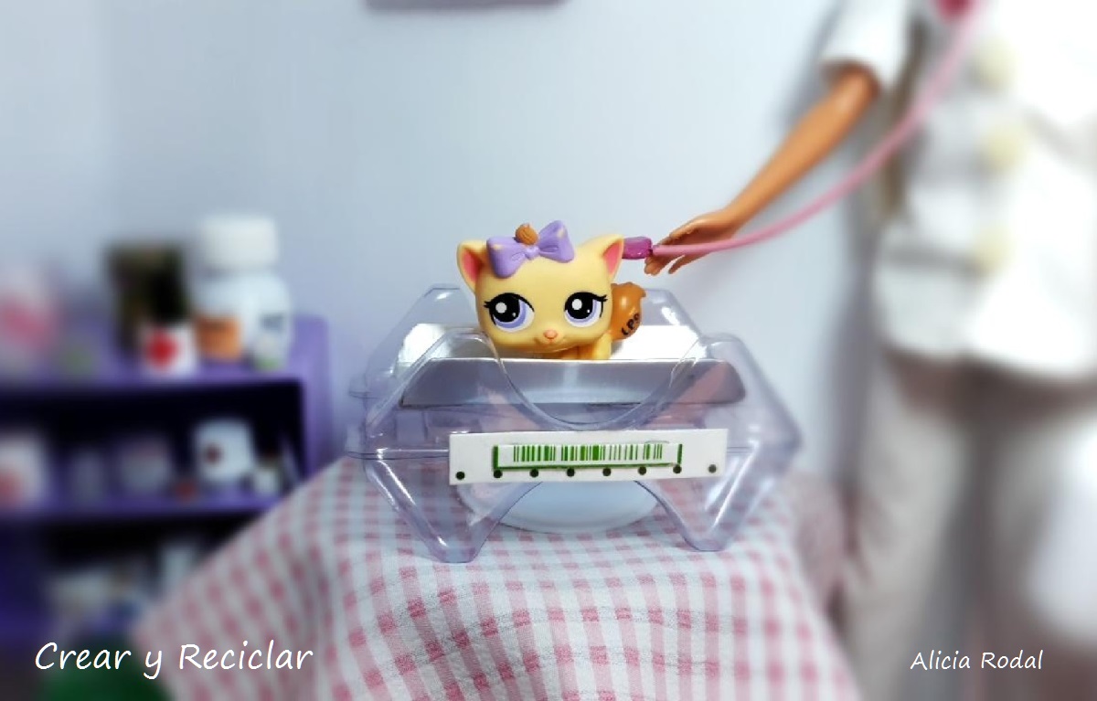 3 Ideas de miniaturas para las muñecas y sus profesiones. Cómo hacer una báscula, balanza o peso, pecera o acuario y carpeta o historial clínico del paciente.