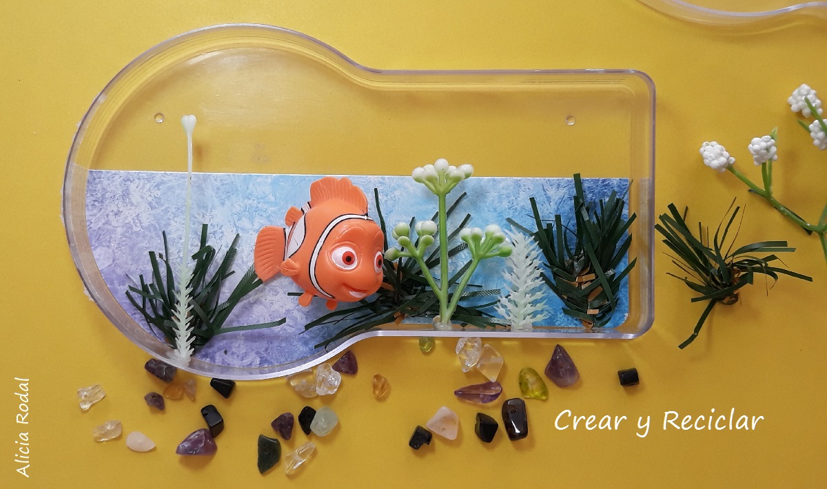 3 Ideas de miniaturas para las muñecas y sus profesiones. Cómo hacer una báscula, balanza o peso, pecera o acuario y carpeta o historial clínico del paciente.