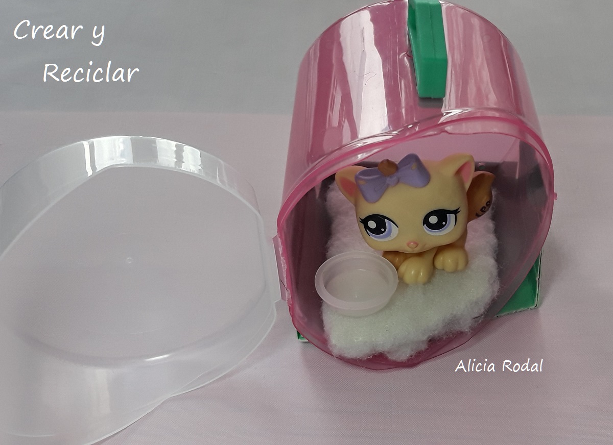 Tutorial con el paso a paso de cómo hacer 3 ideas de miniaturas para muñecas veterinaria con material reciclado, de una manera fácil y divertida. Miniaturas fáciles para muñecas.