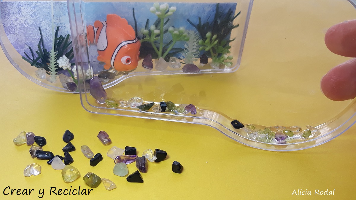 3 Ideas de miniaturas para las muñecas y sus profesiones. Cómo hacer una báscula, balanza o peso, pecera o acuario y carpeta o historial clínico del paciente.