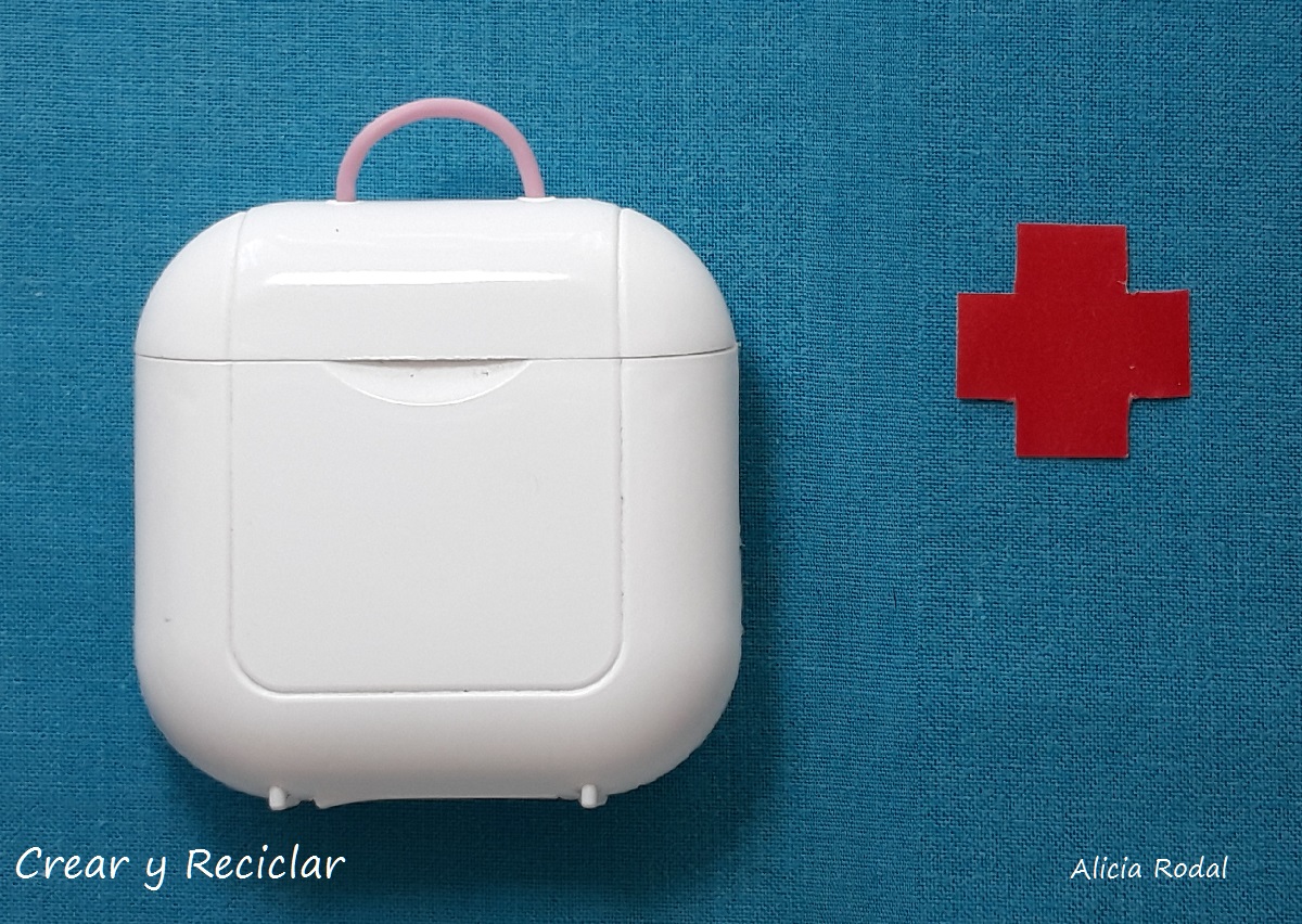 Ideas de miniaturas para Barbies, las muñecas y sus profesiones, Médica veterinaria, doctor de animales, fonendoscopio o estetoscopio y maletines.