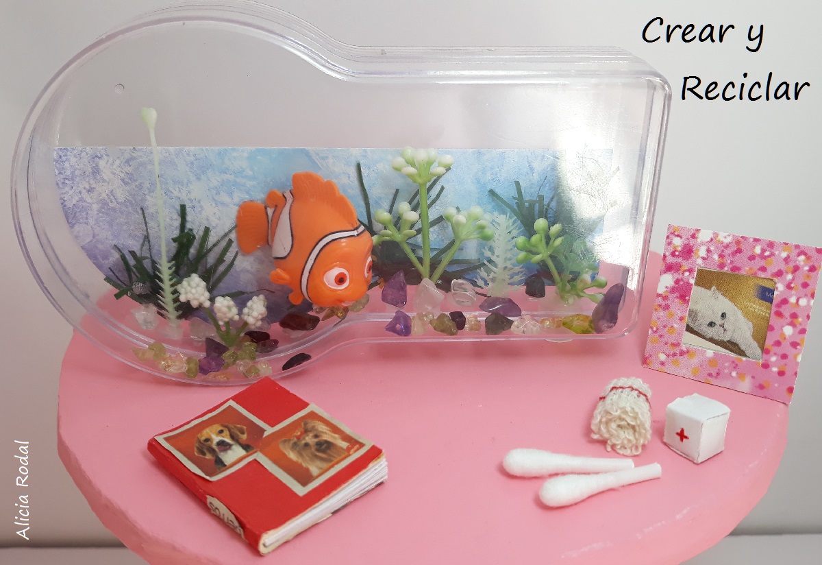 3 Ideas de miniaturas para las muñecas y sus profesiones. Cómo hacer una báscula, balanza o peso, pecera o acuario y carpeta o historial clínico del paciente.