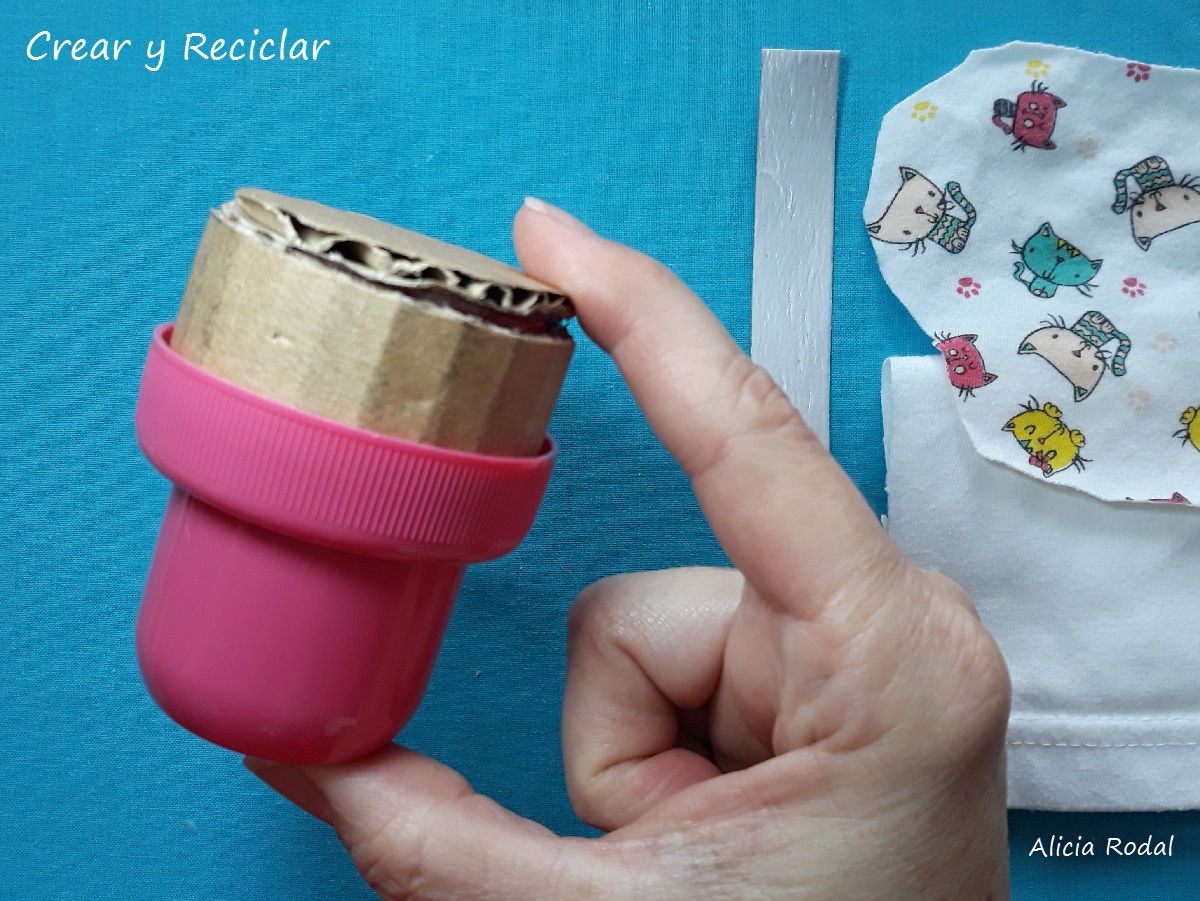 Tutorial con el paso a paso de cómo hacer 3 ideas de miniaturas para muñecas veterinaria con material reciclado, de una manera fácil y divertida. Miniaturas fáciles para muñecas.