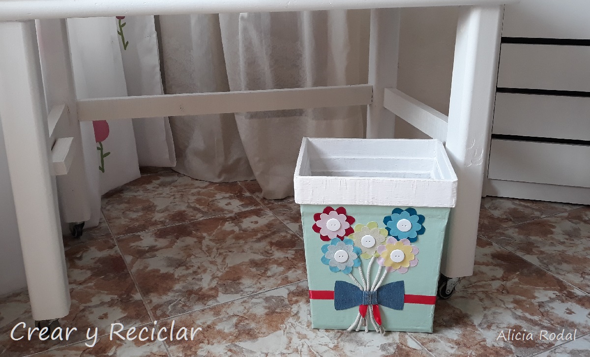 En este tutorial te muestro cómo hacer un cubo para basura, también llamado bote, contenedor, zafacón, tacho, basurero o papelera, con cartón y otros materiales reciclables. DIY